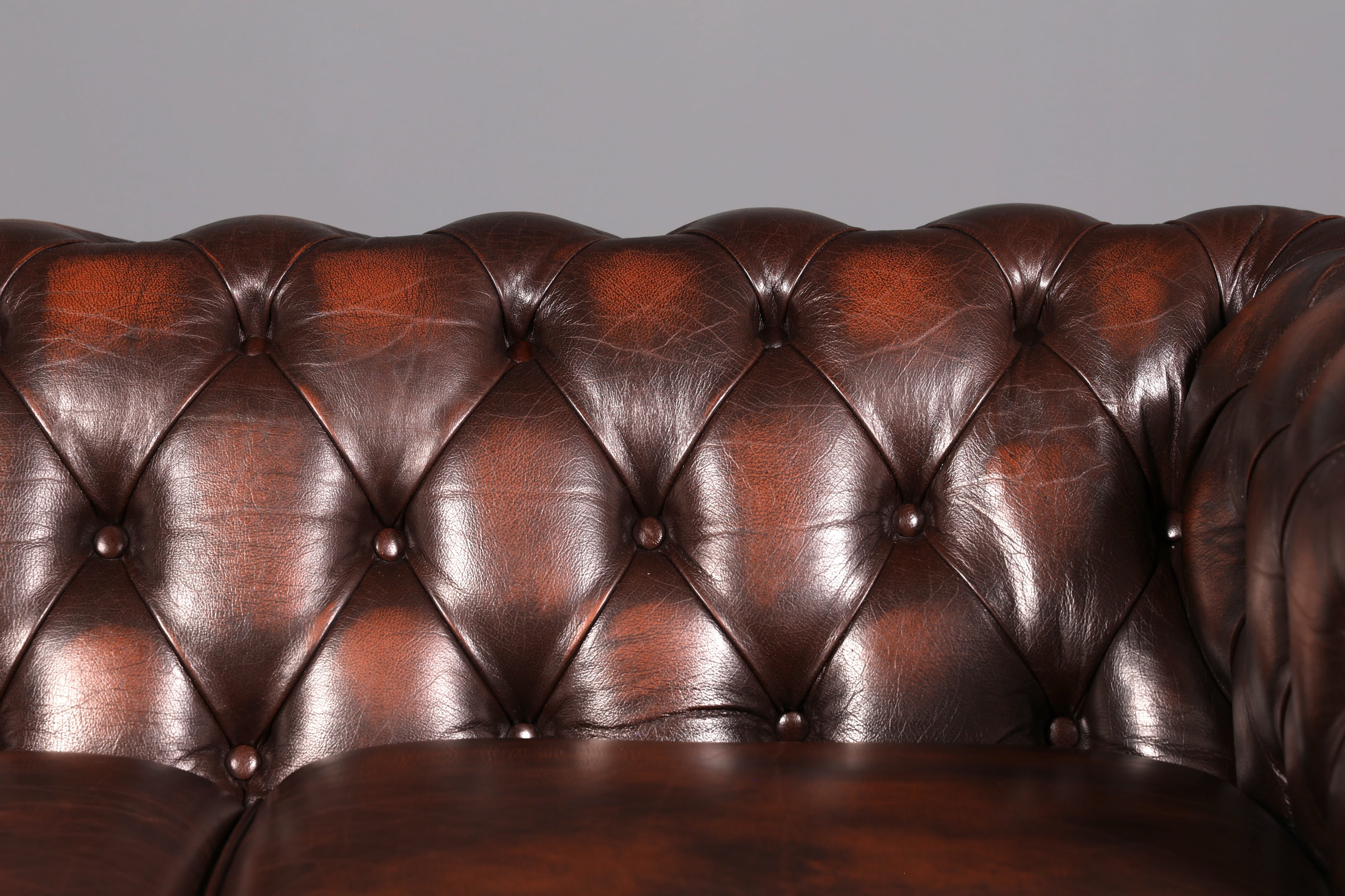 Magnifique canapé Chesterfield Centurion original 2 places en cuir véritable d’Angleterre