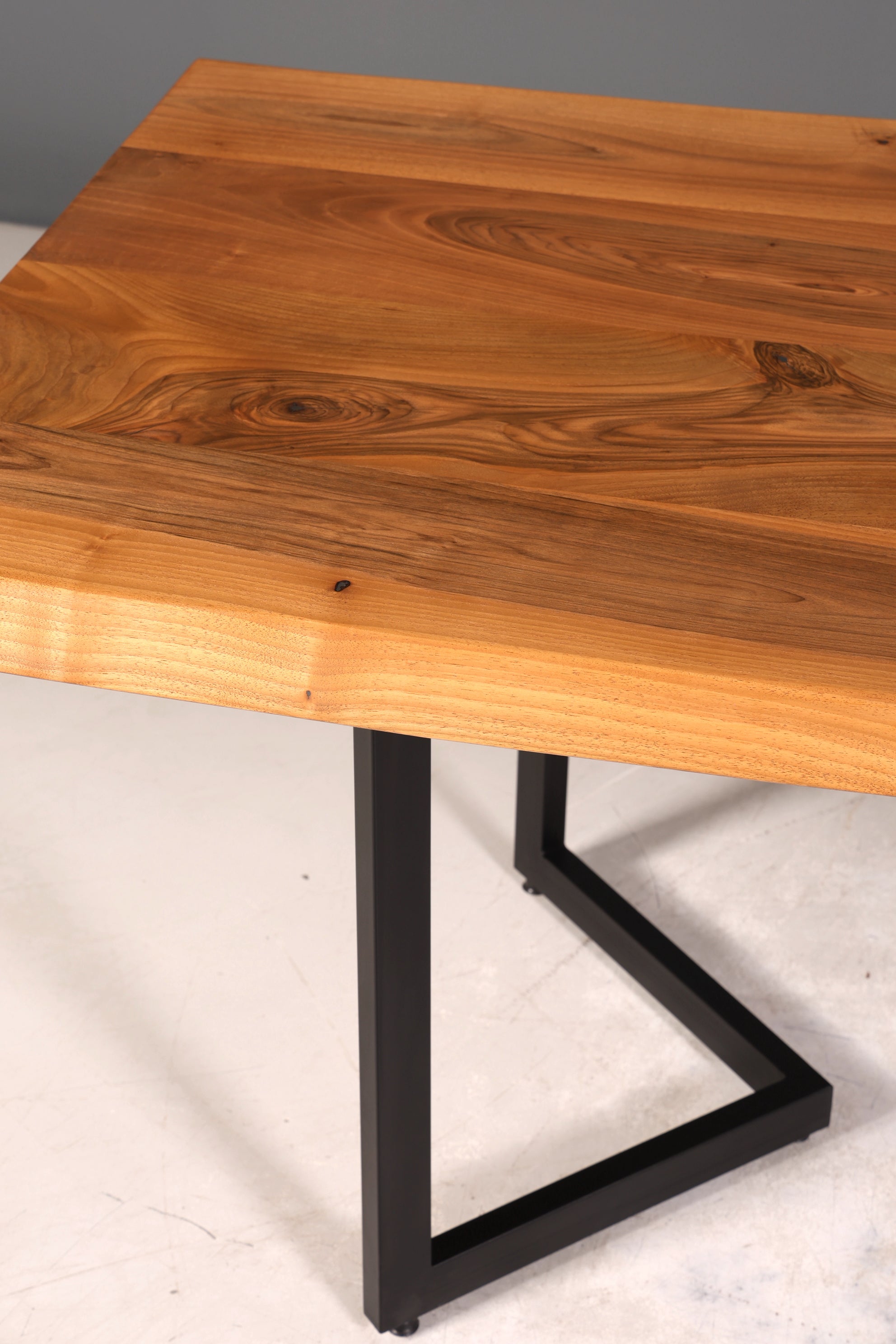 Edler Nussbaum Tisch 260cm-97cm Esszimmer Tisch Baumkanten Platte massiv Holz Küchentisch