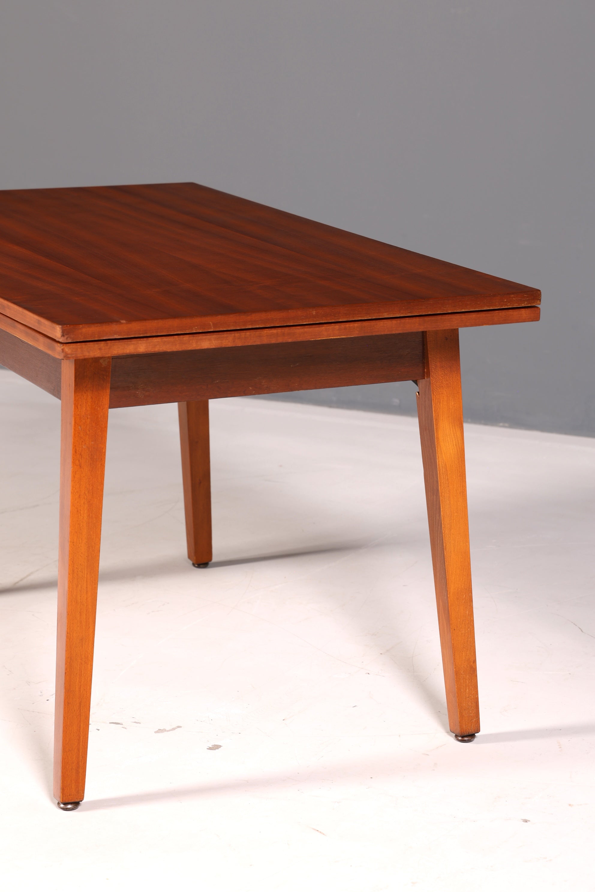 Magnifique table de cuisine du milieu du siècle, table vintage extensible et réglable en hauteur, table à manger en bois des années 60