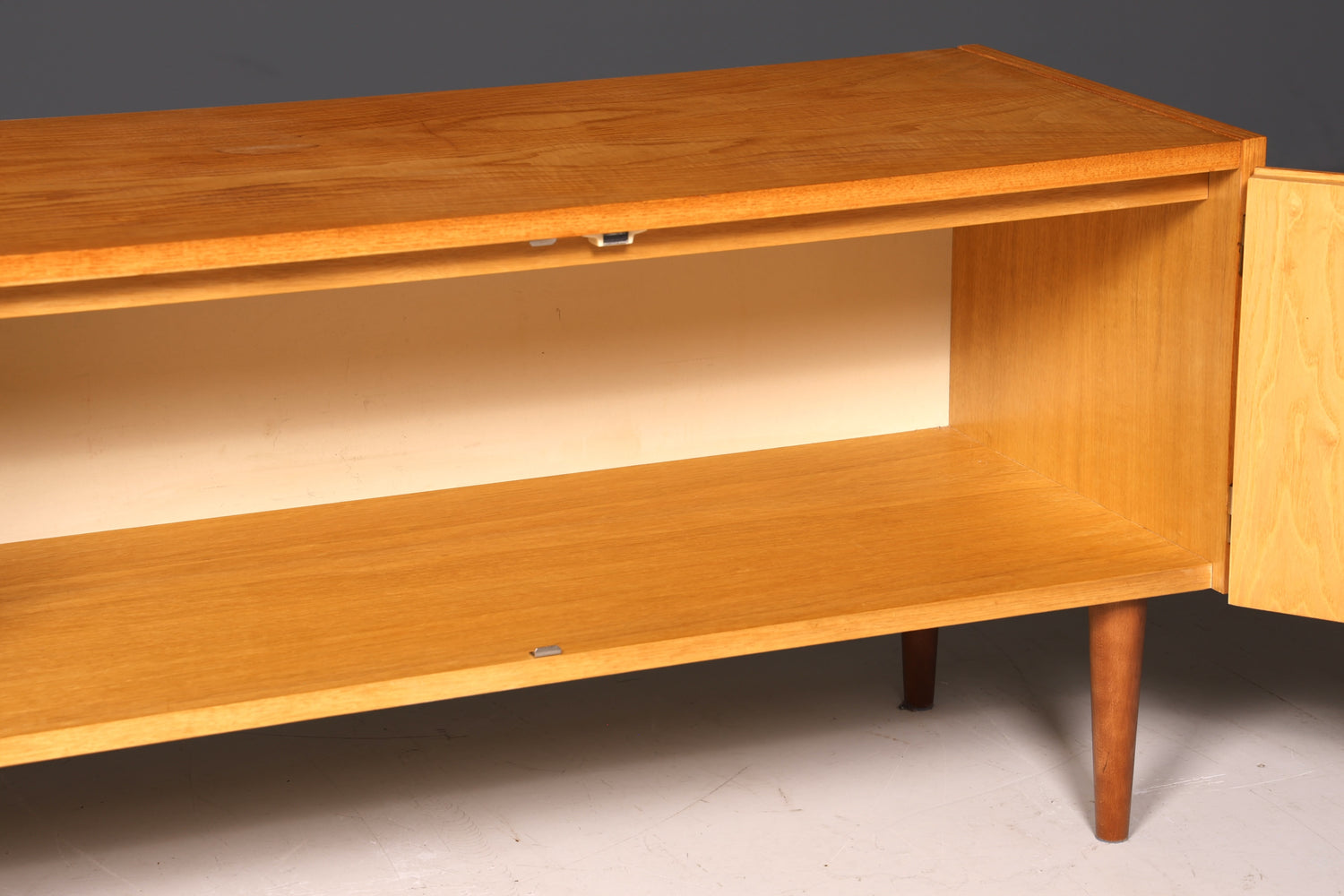 Magnifique commode Hellerau originale, modèle 427, style mid-century, meuble TV, buffet vintage en bois véritable