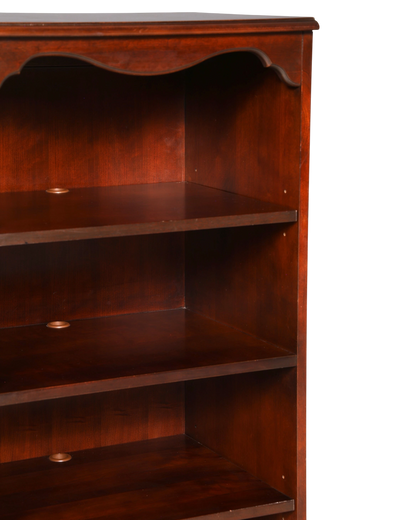 Hauptstadt Möblerei Drexel Heritage Bücherregal aus massivem dunklem Holz mit geschwungenem Zierbogen