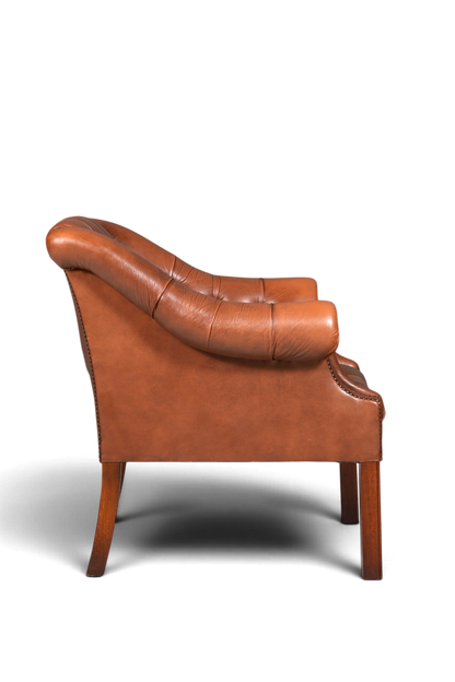 Hauptstadt Möblerei Chesterfield Sessel aus braunem Echtleder mit Knopfheftung und Holzbeinen in Seitenansicht