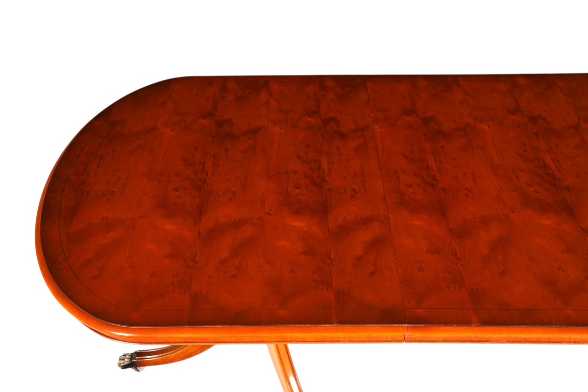 Hauptstadt Möblerei Bradley Esstisch aus Eibenholz mit markanter Maserung und abgerundeter Kante in englischem Stil