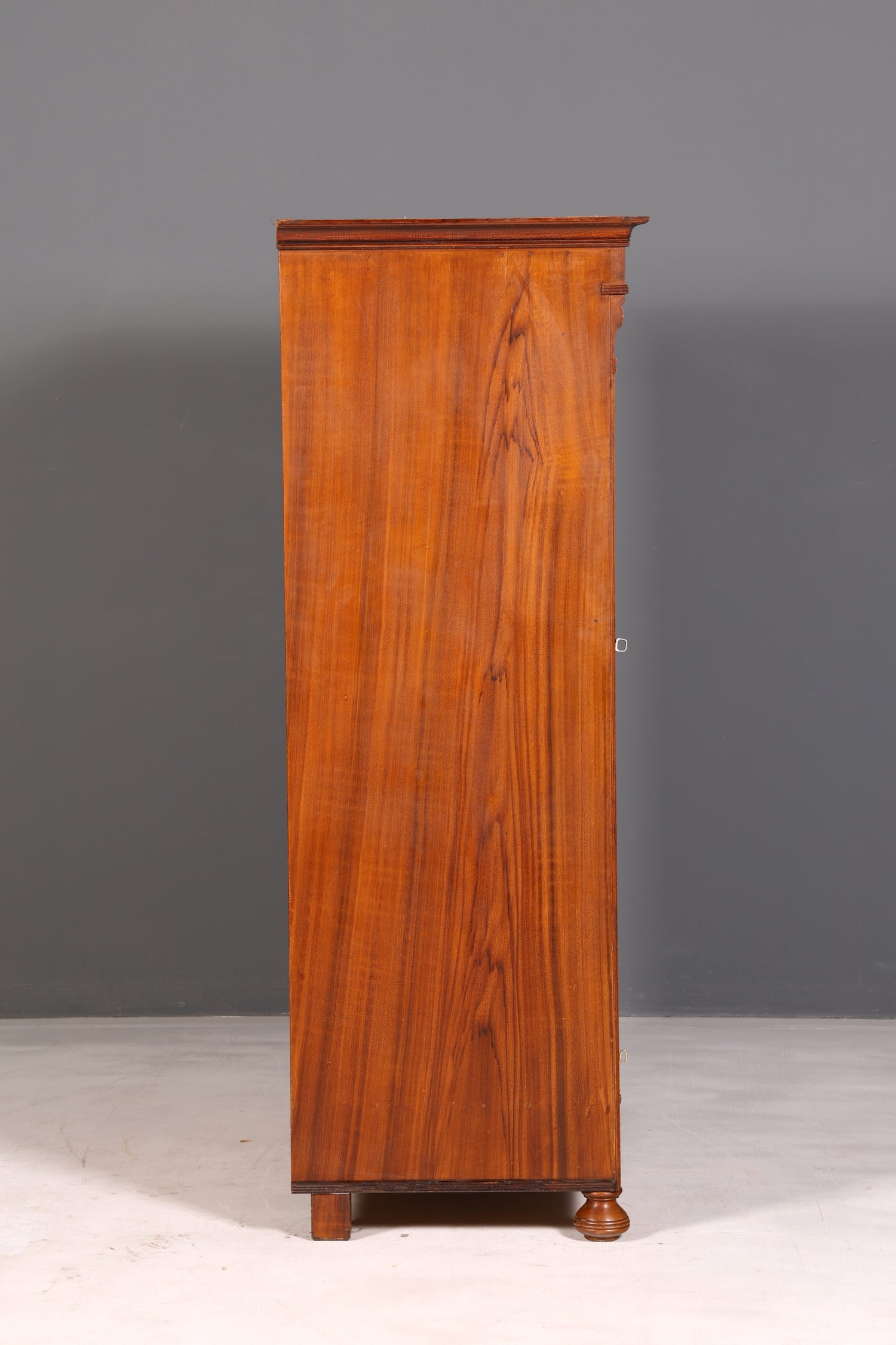 Wunderschöner Jugendstil Schrank Antik um 1880 Eiche Kleiderschrank Dielenschrank Wäscheschrank Massivholz