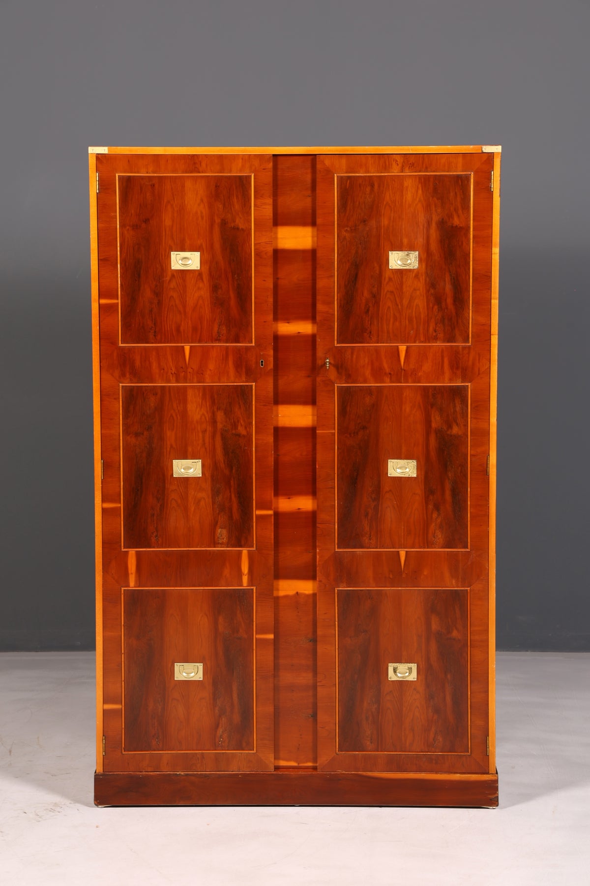 Magnifique armoire maritime de style coffre militaire, armoire à vêtements en if, petite armoire ancienne de style colonial pour entrée