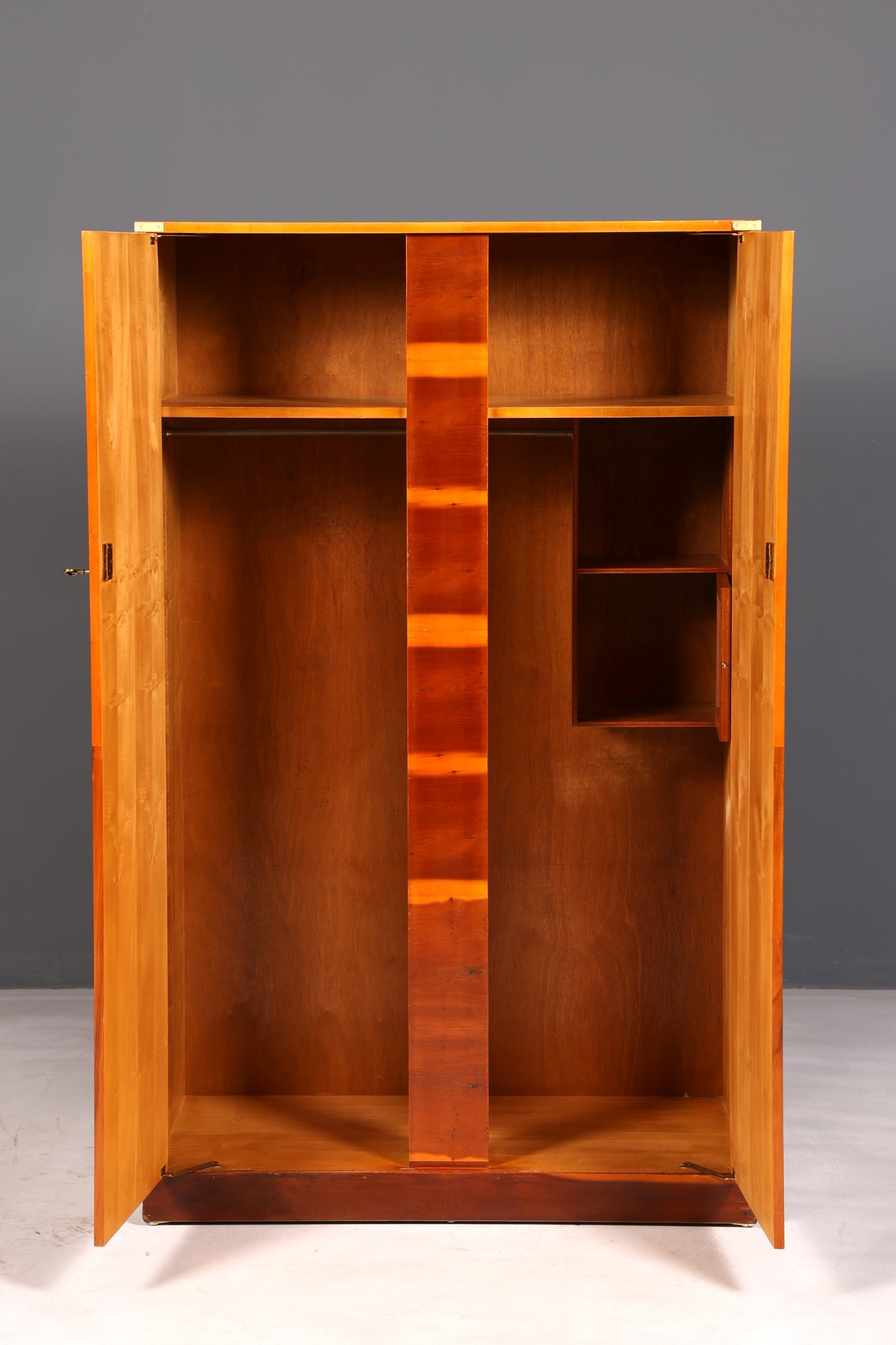 Magnifique armoire maritime de style coffre militaire, armoire à vêtements en if, petite armoire ancienne de style colonial pour entrée