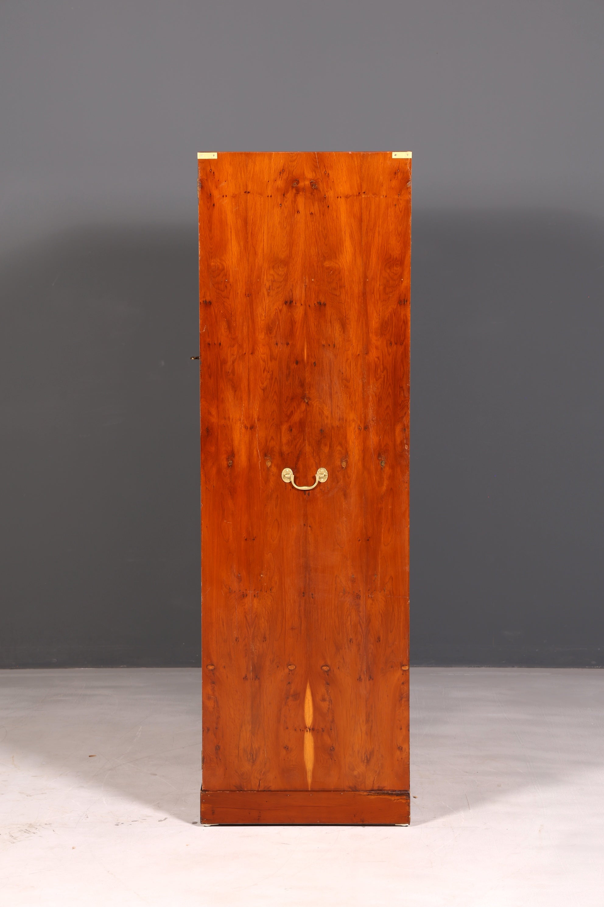 Magnifique armoire maritime de style coffre militaire, armoire à vêtements en if, petite armoire ancienne de style colonial pour entrée