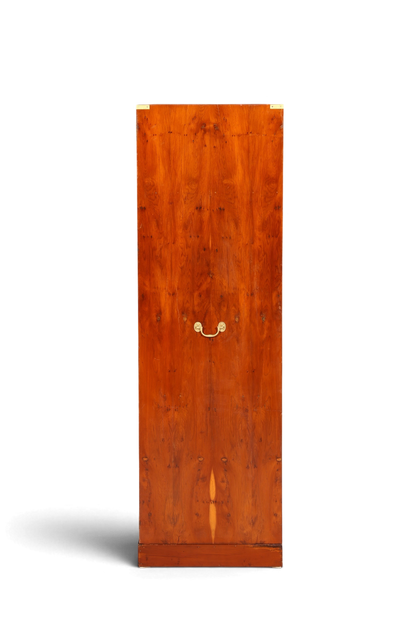 Hauptstadt Möblerei maritimer Schrank aus Eibenholz im Military-Chest-Stil mit Messing-Griff in geschlossener Ansicht