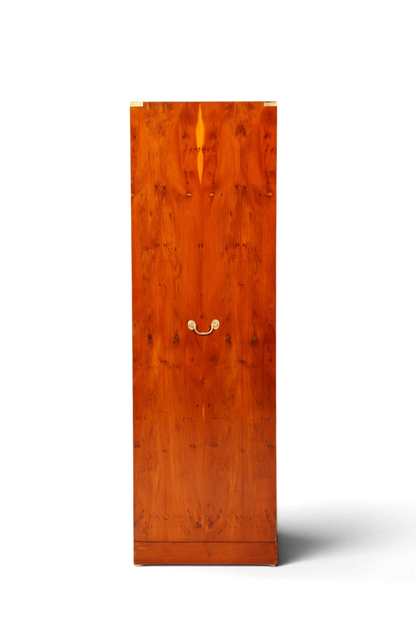 Hauptstadt Möblerei maritimer Military-Chest-Schrank aus Eibenholz mit versenkten Messinggriffen in Frontansicht