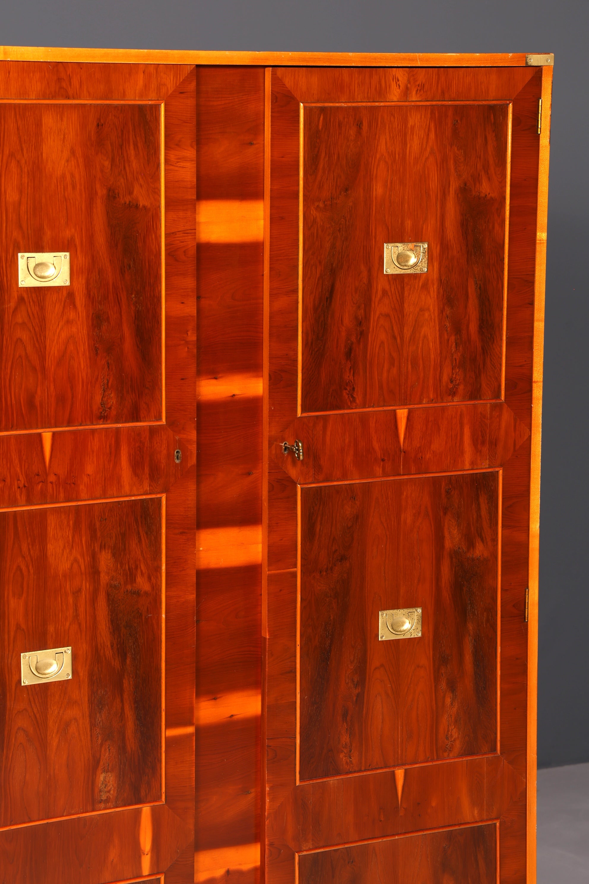 Magnifique armoire maritime de style coffre militaire, armoire à vêtements en if, petite armoire ancienne de style colonial pour entrée