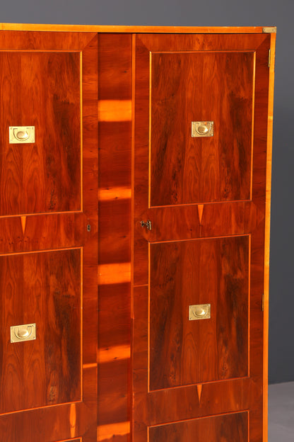 Magnifique armoire maritime de style coffre militaire, armoire à vêtements en if, petite armoire ancienne de style colonial pour entrée