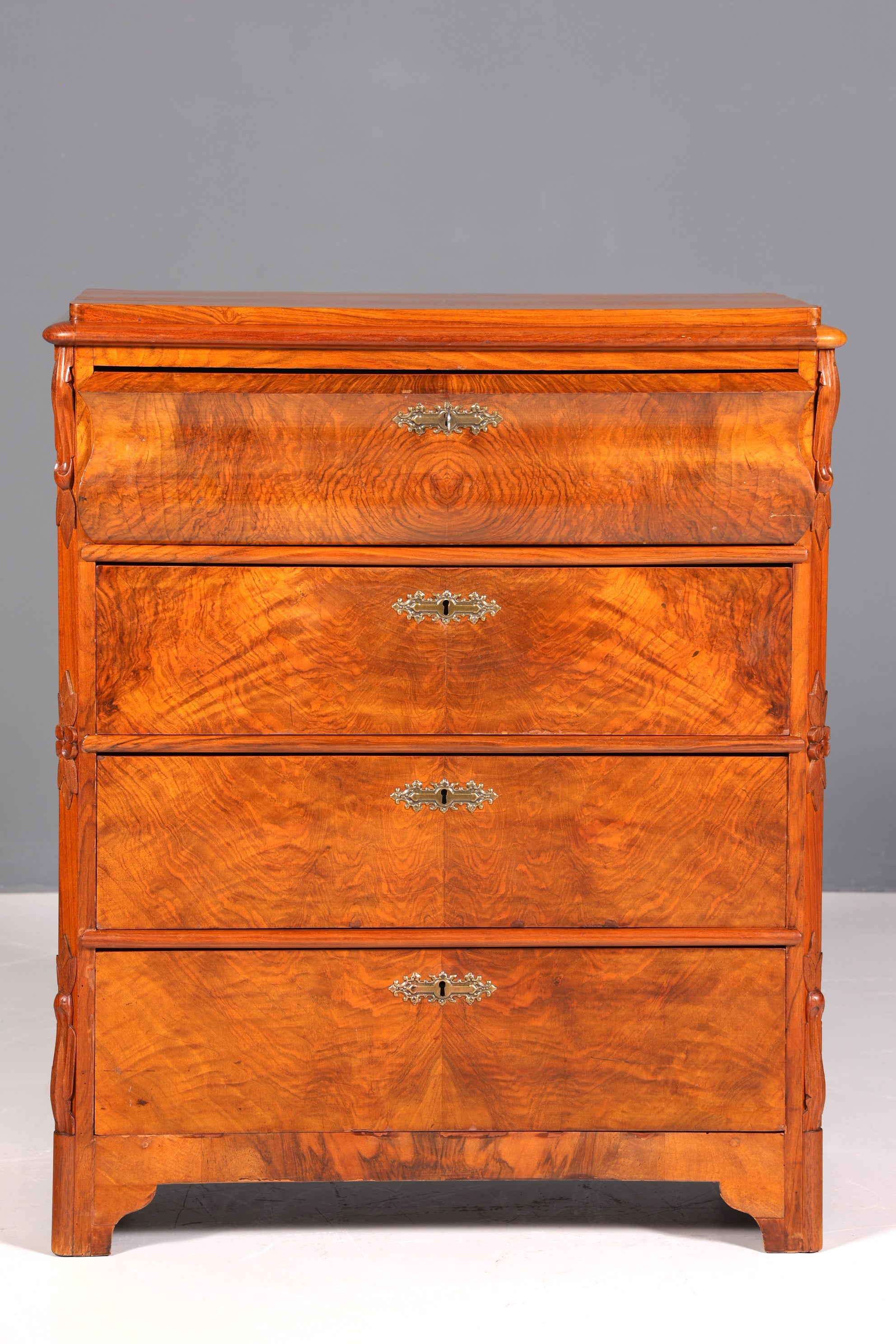 Beautiful Louis Philippe chest of drawers, walnut, Biedermeier style, circa 1890