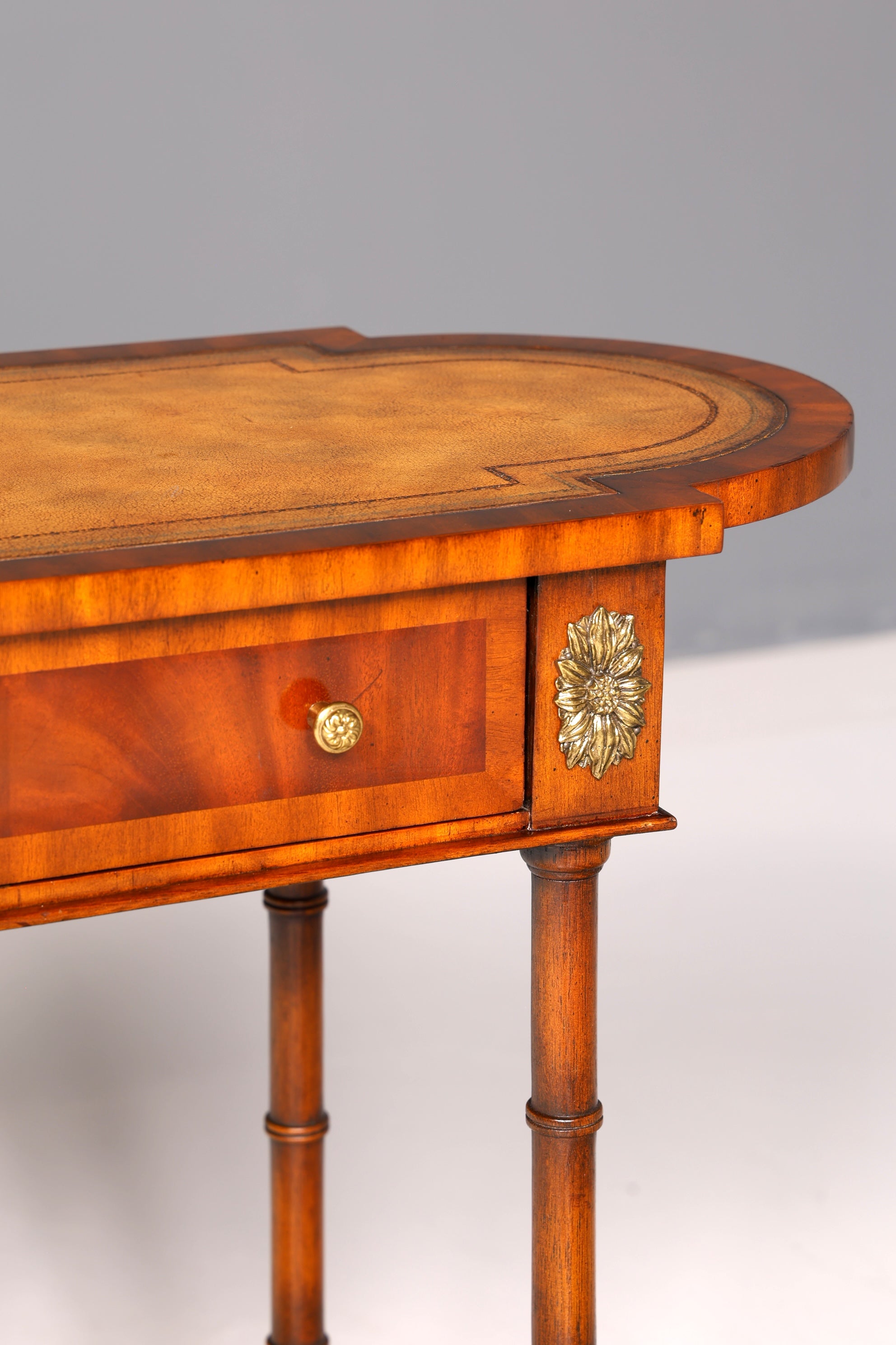 Edler Louis XV Beistelltisch Arthur McMillan Barock Stil Ablagetisch Echt Leder Antik