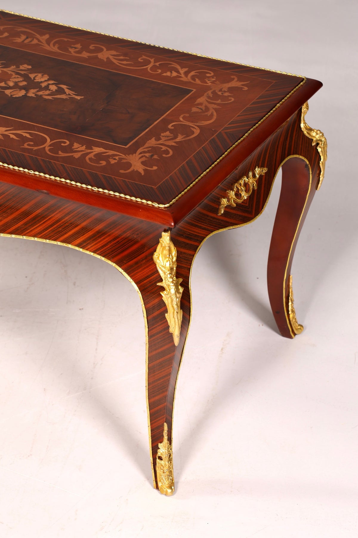 Table basse de style baroque au design raffiné, incrustations en laiton antique, table de salon avec tablette