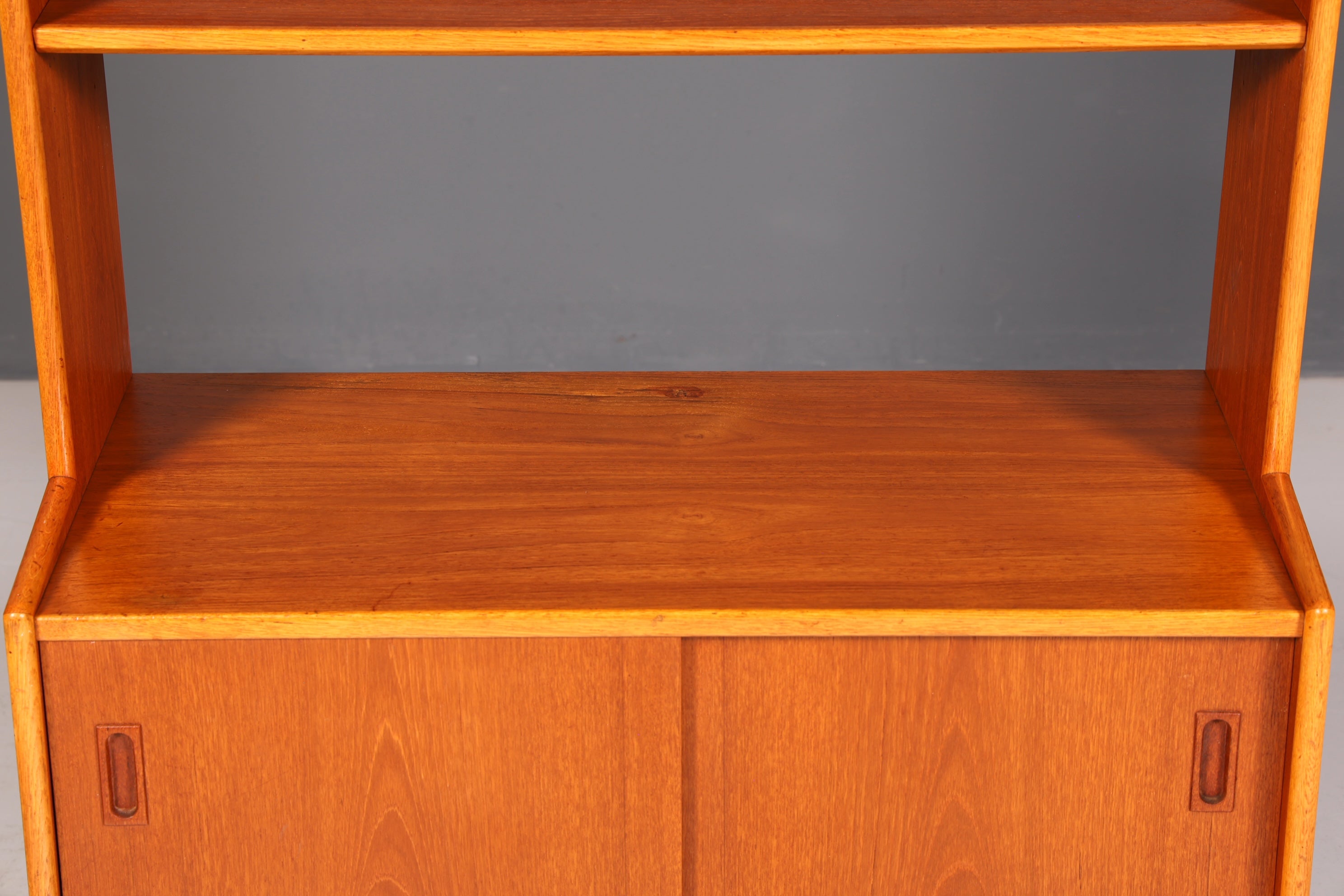 Schlichtes Mid Century Bücherregal Danish Design Schiebetür Teak Holz Vintage Schrank Regal