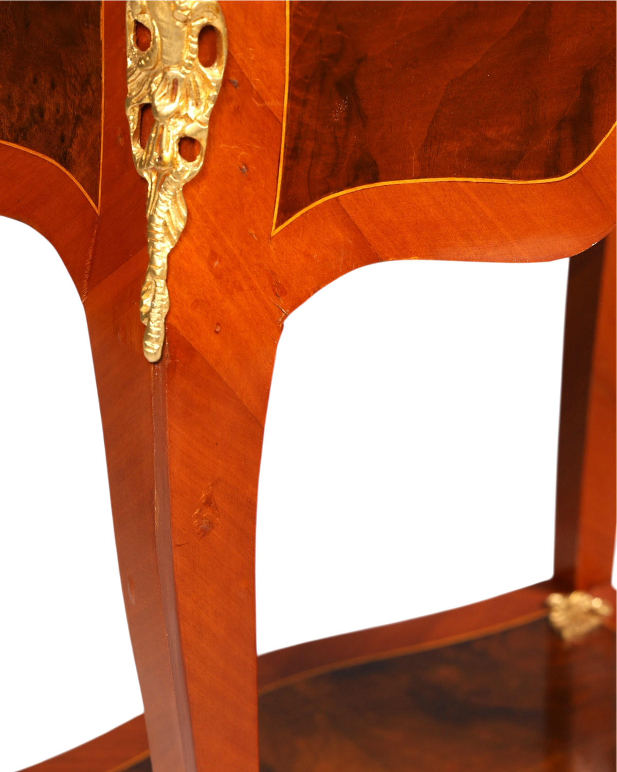 Hauptstadt Möblerei Louis XV Beistelltisch aus Holz mit Messingbeschlägen und Intarsien im Barockstil