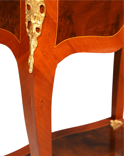 Hauptstadt Möblerei Louis XV Beistelltisch aus Holz mit Messingbeschlägen und Intarsien im Barockstil