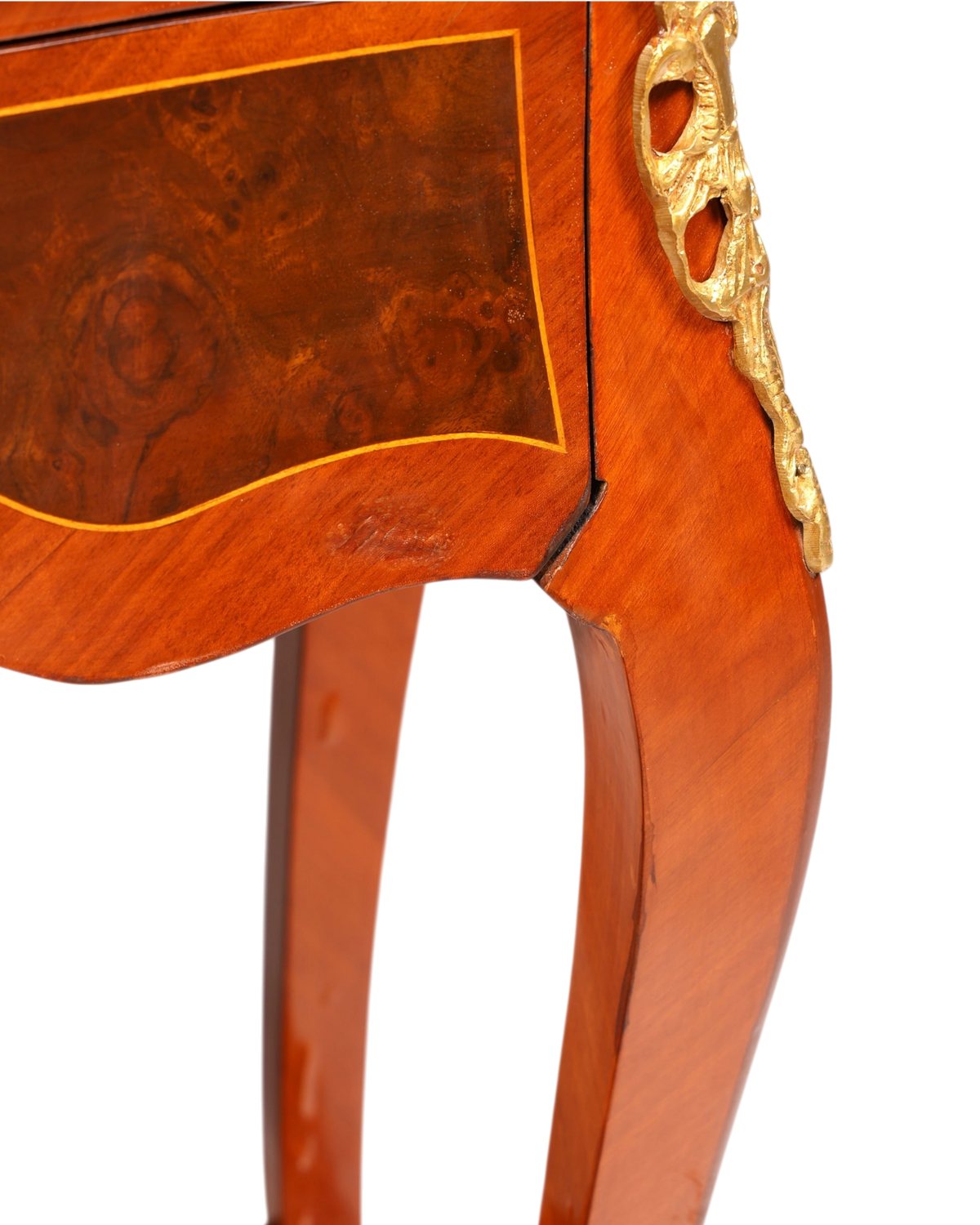 Hauptstadt Möblerei Louis XV Beistelltisch aus Holz mit Intarsien, geschwungenem Bein und goldenem Messingbeschlag