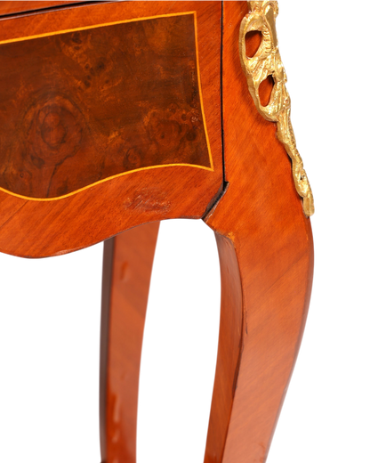 Hauptstadt Möblerei Louis XV Beistelltisch aus Holz mit Intarsien, geschwungenem Bein und goldenem Messingbeschlag