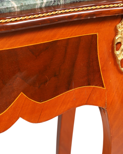 Hauptstadt Möblerei Louis XV Beistelltisch aus Holz mit grüner Marmorplatte, Messingverzierungen und Intarsien
