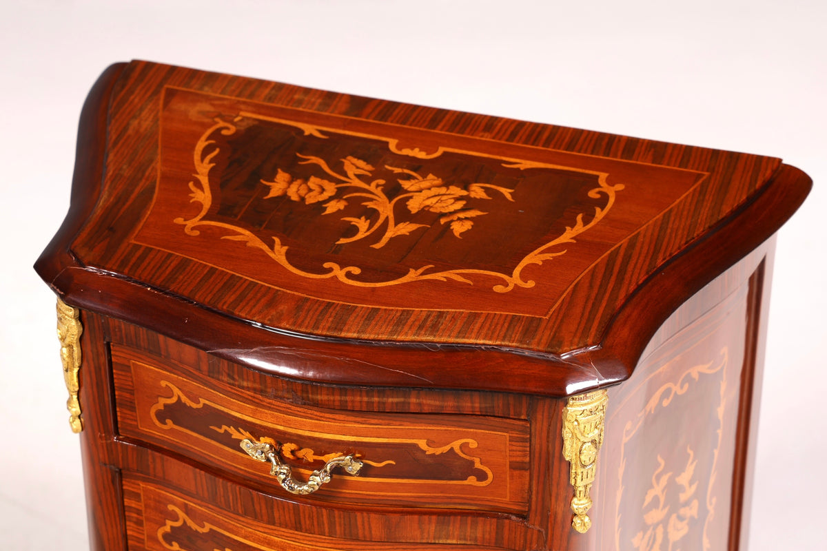 Élégante commode de style baroque, table d’appoint antique, petit meuble en laiton, commode à tiroirs
