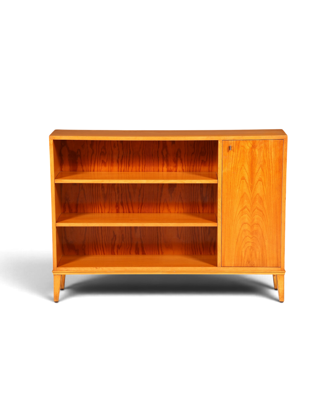 Hauptstadt Möblerei Mid Century Sideboard aus massivem Holz mit offenen Regalfächern und einer Schranktür im Retro-Stil