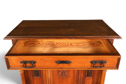 Hauptstadt Möblerei Jugendstil Vertiko Schrank mit offener Schublade aus massivem Holz mit antiken Beschlägen