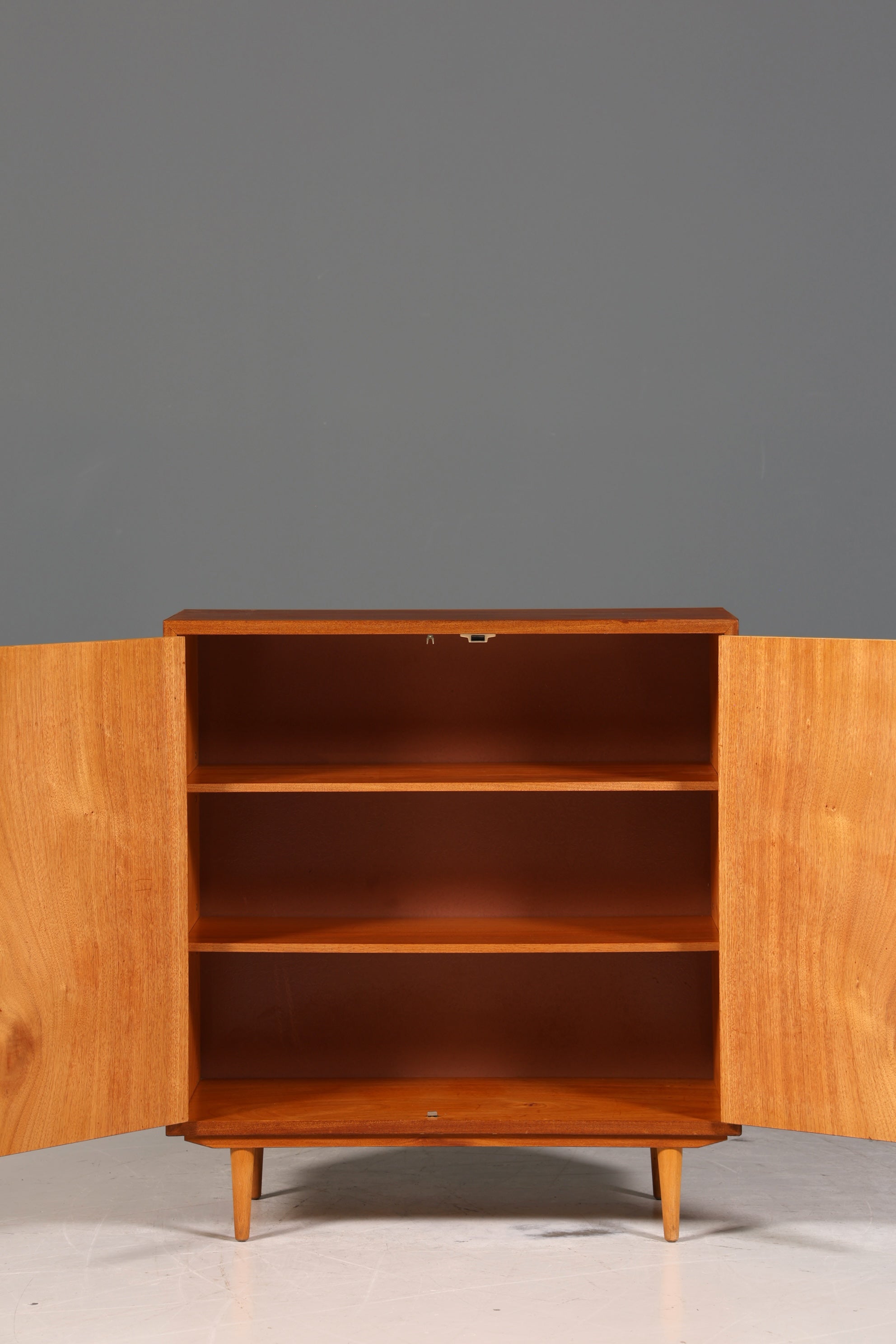 Wunderschöner Mid Century Schrank 60er Jahre Bücherregal Aktenschrank Wäscheschrank 1 von 2