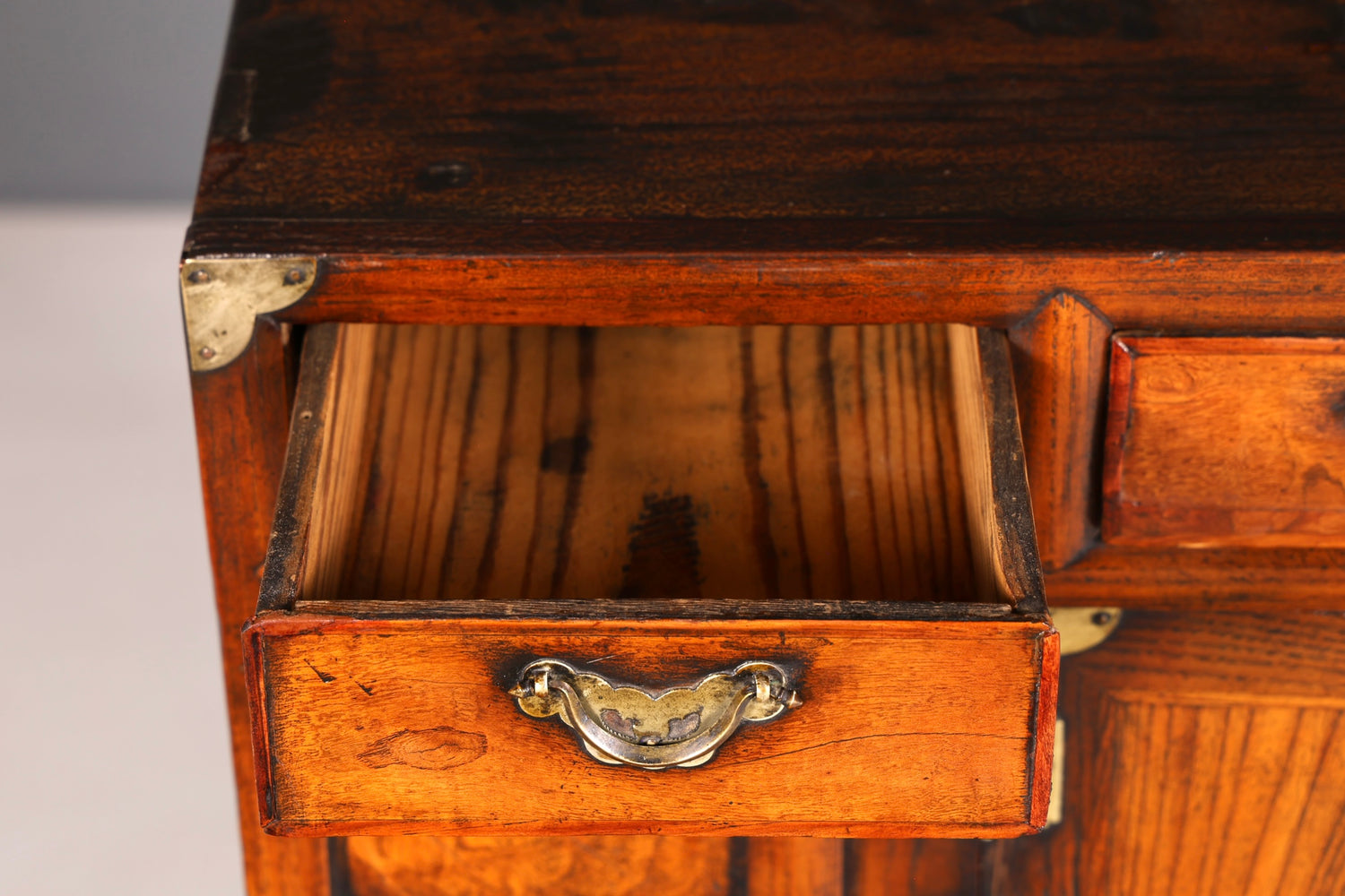 Wunderschöner Asiatischer Schrank Kabinettschrank Antik Kommode Messing echt Holz Vertiko