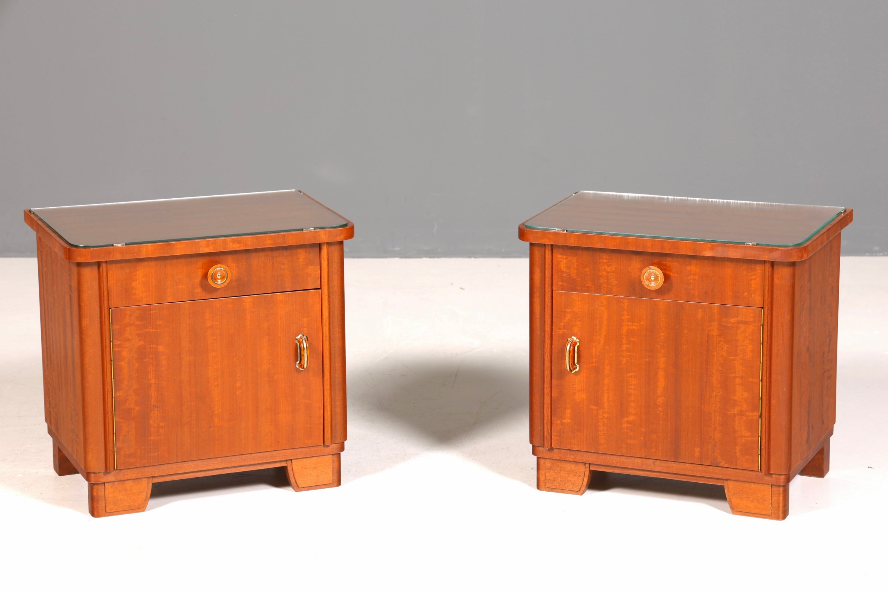 Schlichte Mid Century Kommode Vintage Klappschränkchen Danish Design Nachttisch 2 von 2