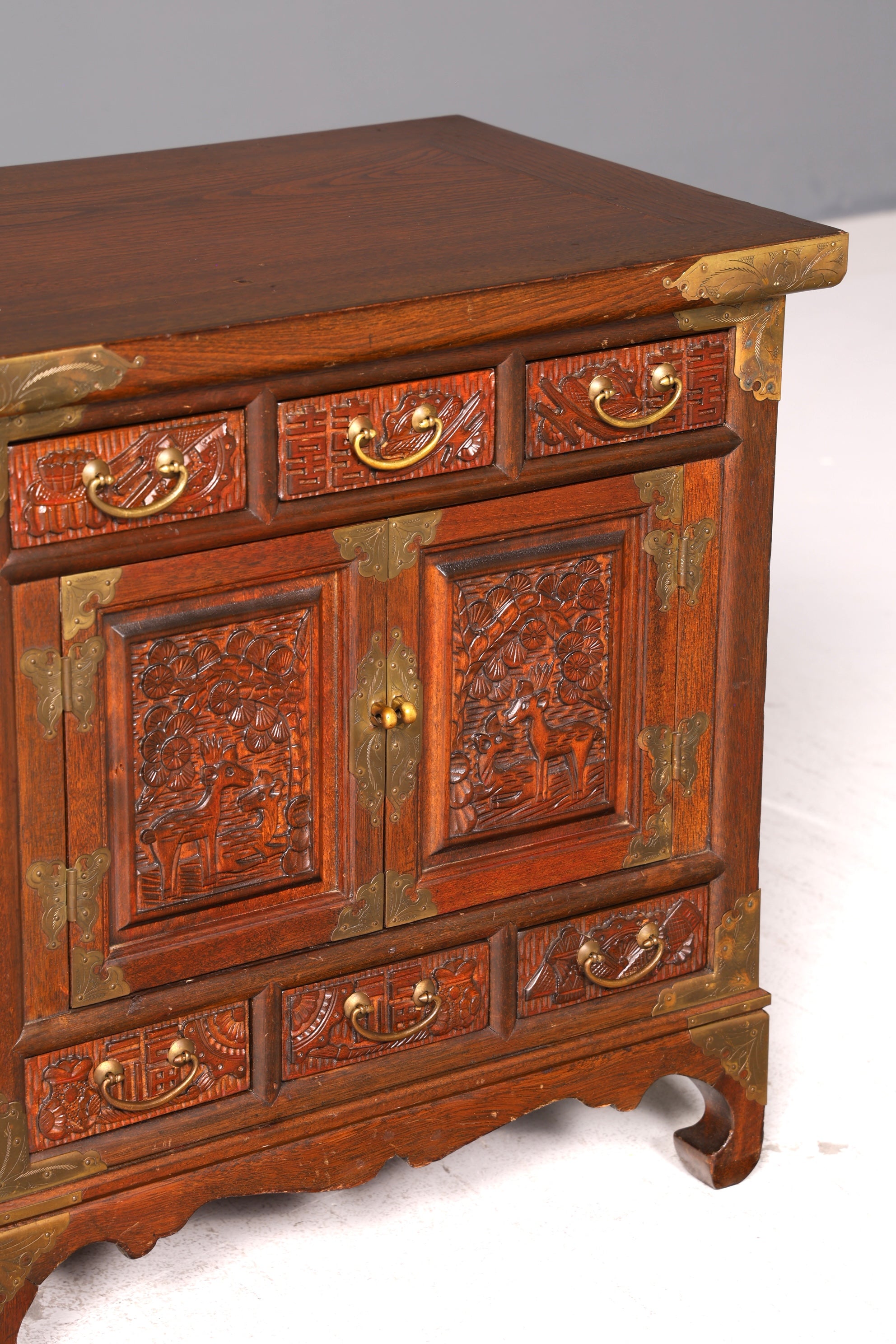 Edle Asiatische Kommode Schnitzereien Antik Korea Schrank Beistellschrank Messingbeschläge Holz Vintage