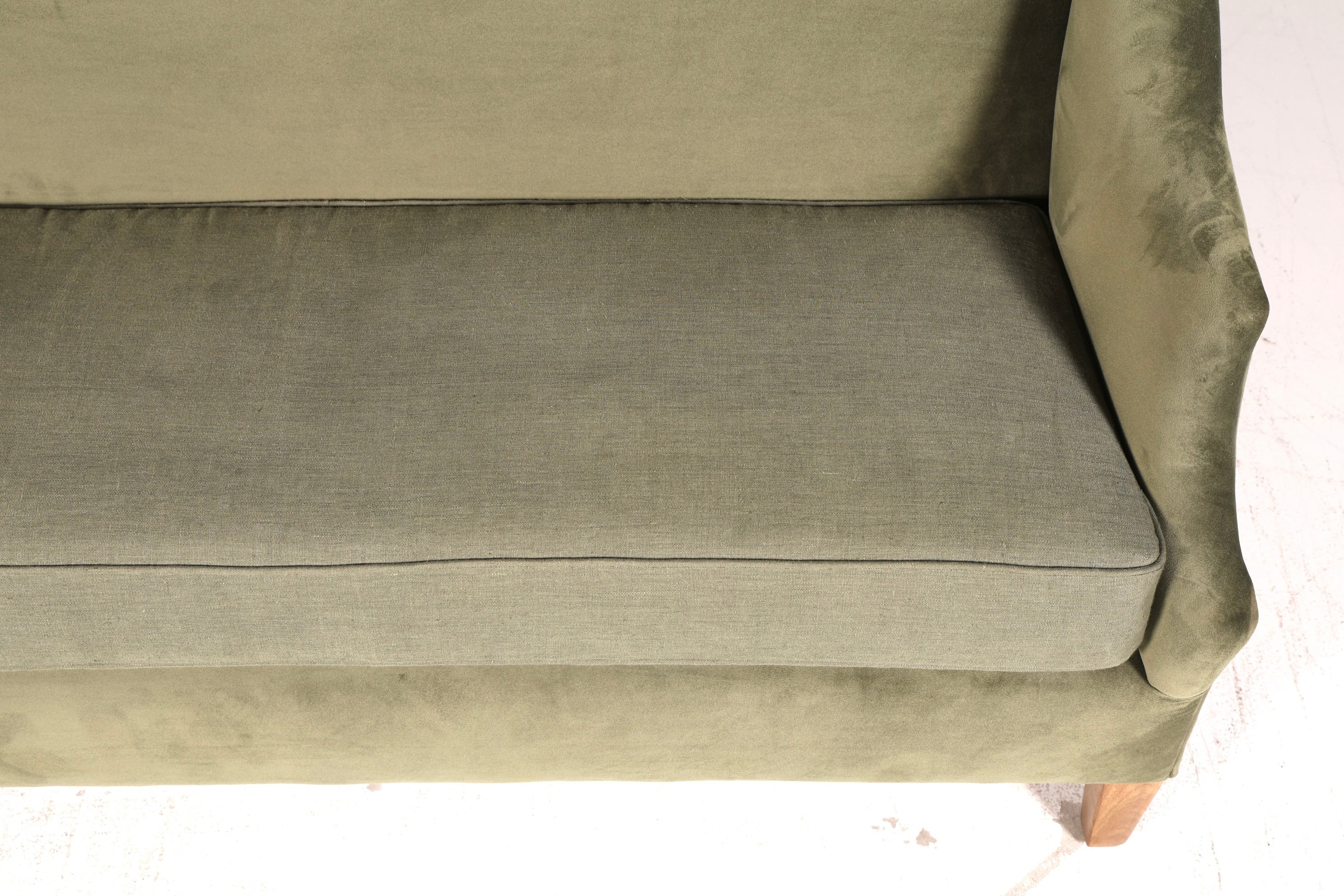 Wunderschönes Loberon Ohrenbackensofa Modell Ombra Antikgrün Samt Sofa 2-Sitzer Ohrensofa Retro Mangoholz