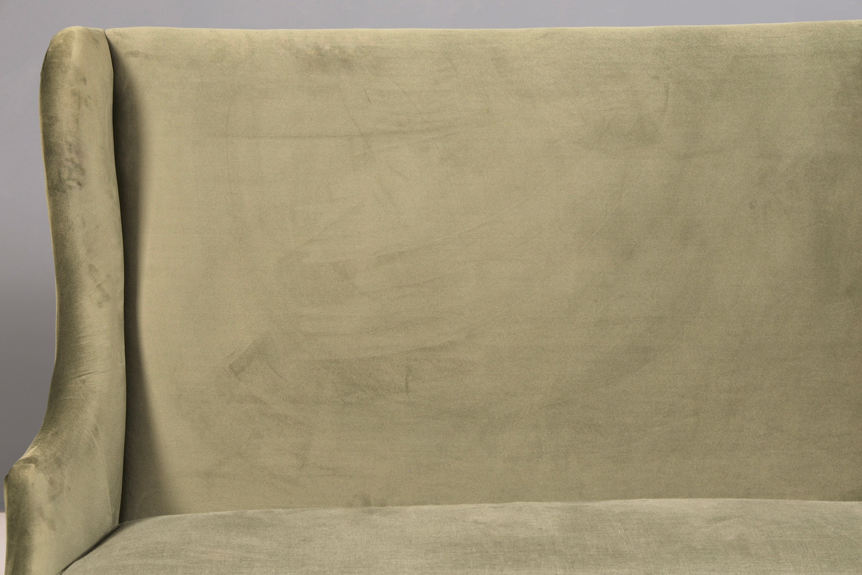 Wunderschönes Loberon Ohrenbackensofa Modell Ombra Antikgrün Samt Sofa 2-Sitzer Ohrensofa Retro Mangoholz
