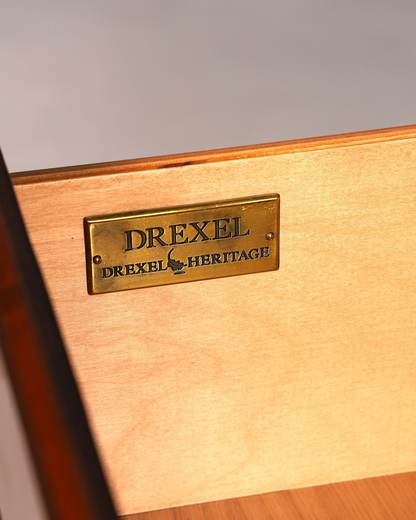 Hauptstadt Möblerei Drexel Heritage Messingschild im Inneren einer hochwertigen amerikanischen Kommode