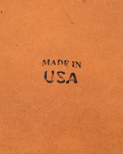 Hauptstadt Möblerei H821 Finish Oberfläche mit schwarzem Made in USA Stempel auf braunem Holzwerkstoff