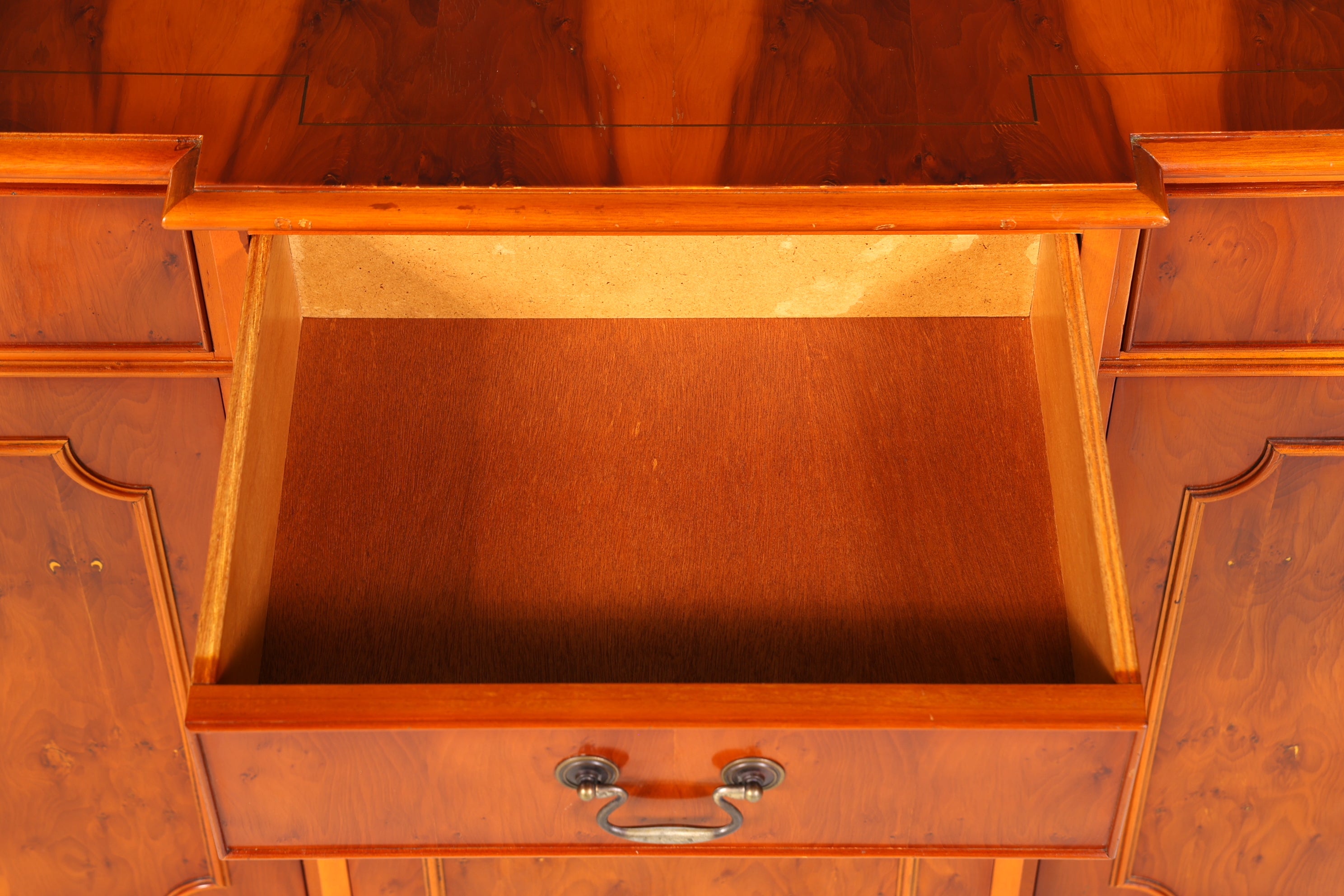 Wunderschönes Englisches Sideboard Eibe Schrank Antik 60s Buffetschrank Kommode