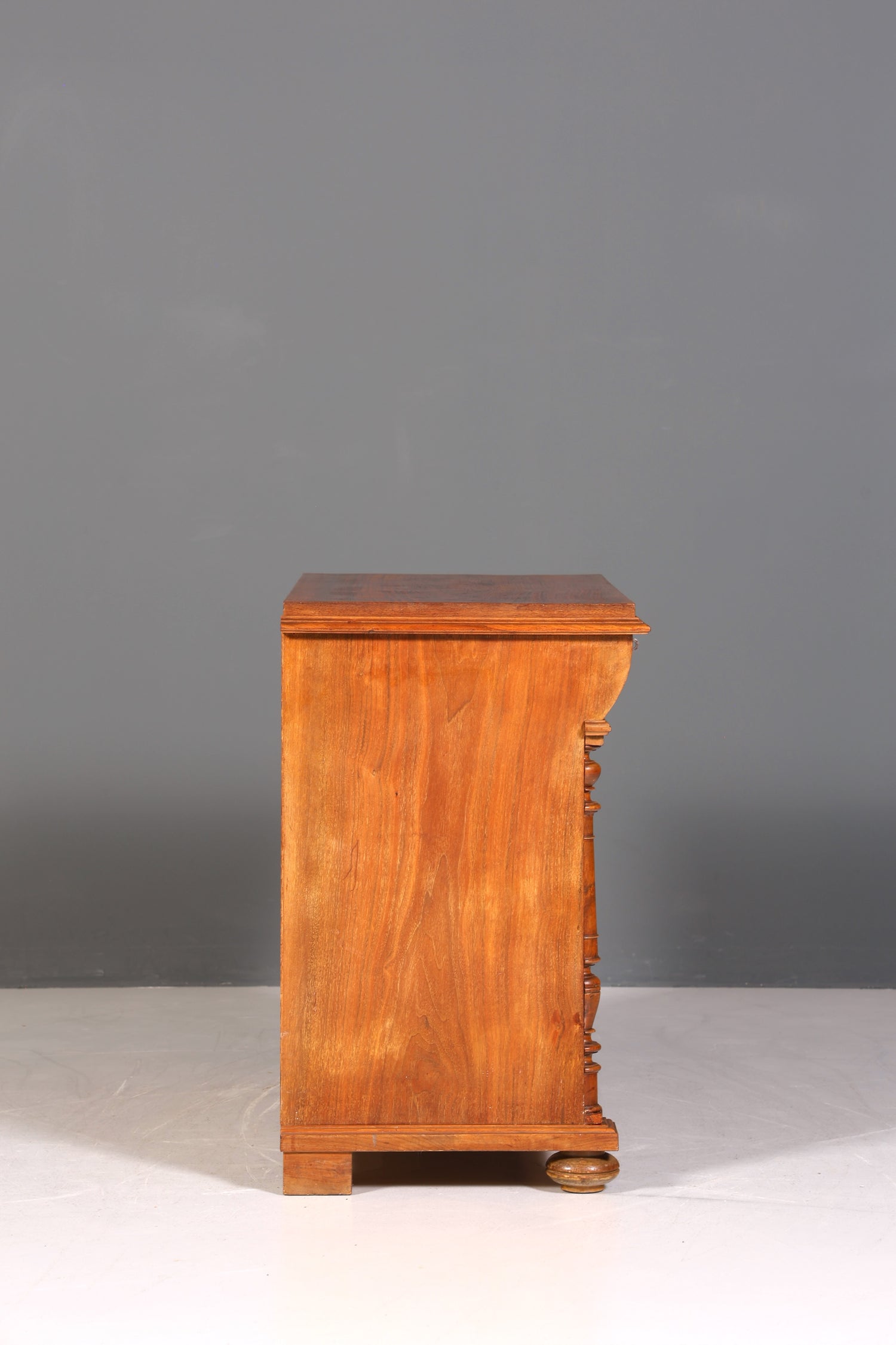 Commode élégante de style Louis-Philippe, buffet en noyer, époque Gründerzeit (fin du XIXe siècle), vers 1880