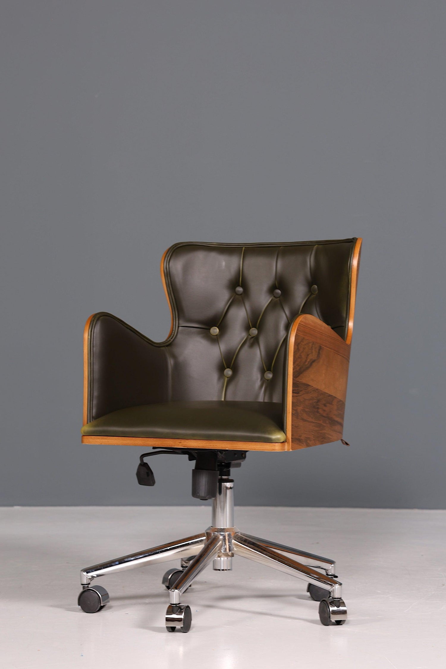 Chesterfield Büro Armlehnstuhl "Leon-Office" Nussbaum grün