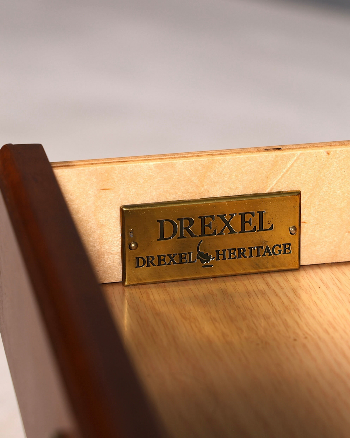 Hauptstadt Möblerei Drexel Heritage Messingschild im Inneren einer Mahagoni Schublade eines antiken Beistelltischs