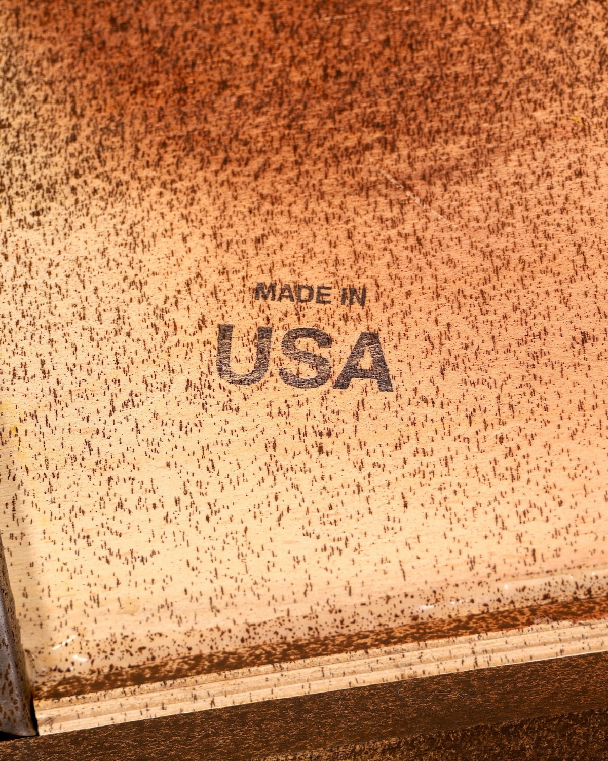 Hauptstadt Möblerei Drexel Heritage Beistelltisch Stempel Made in USA auf der Unterseite des Mahagoni Holzes