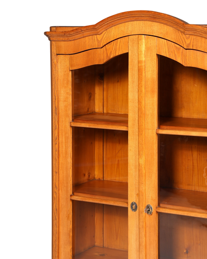 Hauptstadt Möblerei Biedermeier Vitrine aus massivem Weichholz mit verglasten Türen und Einlegeböden im Landhausstil