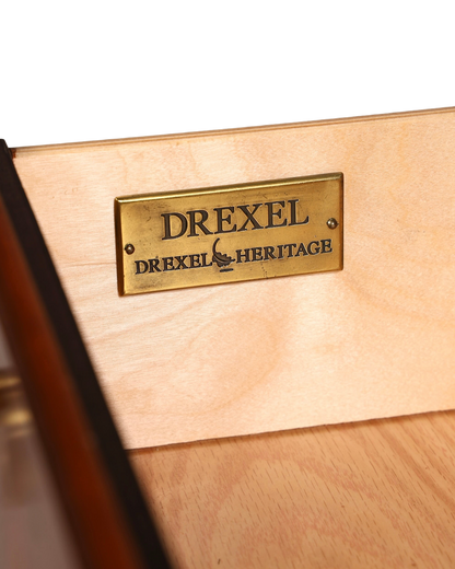 Messing-Markenschild von Drexel Heritage in einer Schublade aus hellem Holz von Hauptstadt Möblerei