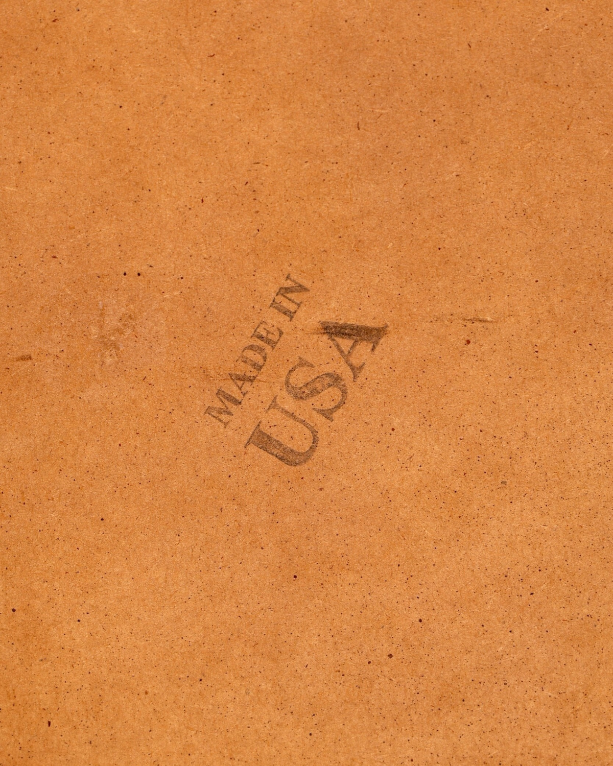 Hauptstadt Möblerei H826 Holzoberfläche mit Made in USA Stempel auf braunem Material