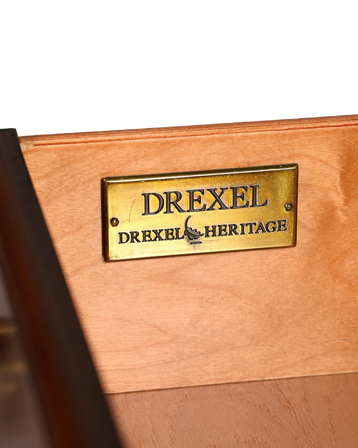 Hauptstadt Möblerei Drexel Heritage Messingplakette im Inneren einer massiven Echtholz-Kommode aus den USA