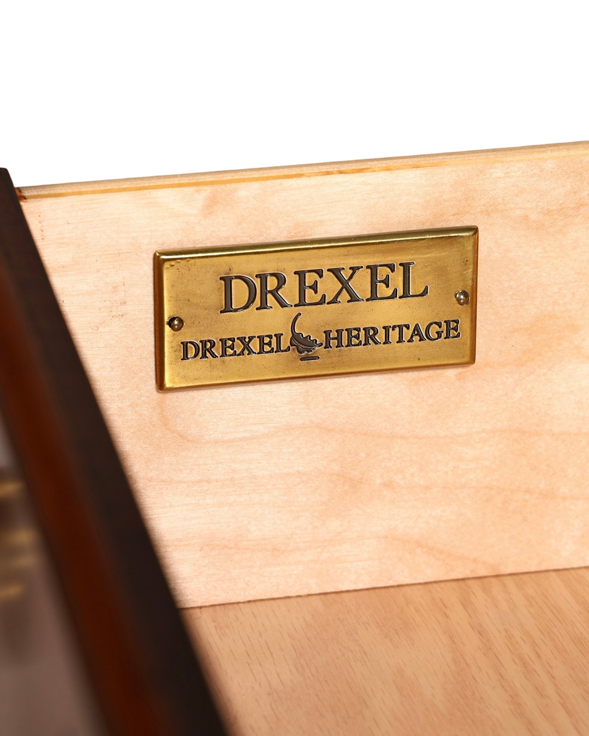 Hauptstadt Möblerei Drexel Heritage Messingplakette im Inneren einer hochwertigen massiven Echtholzkommode