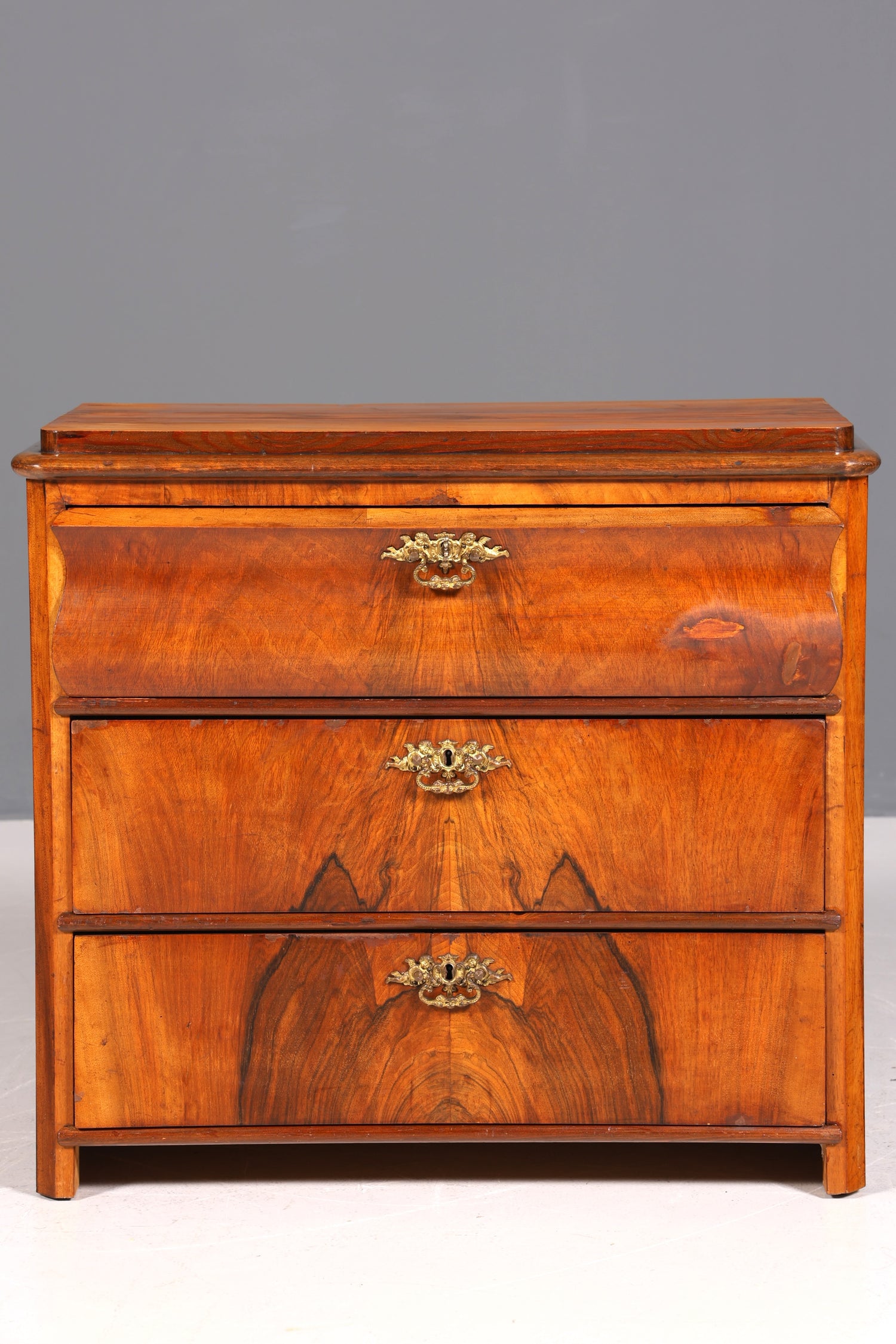 Commode élégante de style Louis-Philippe, en noyer, de style Biedermeier, vers 1890