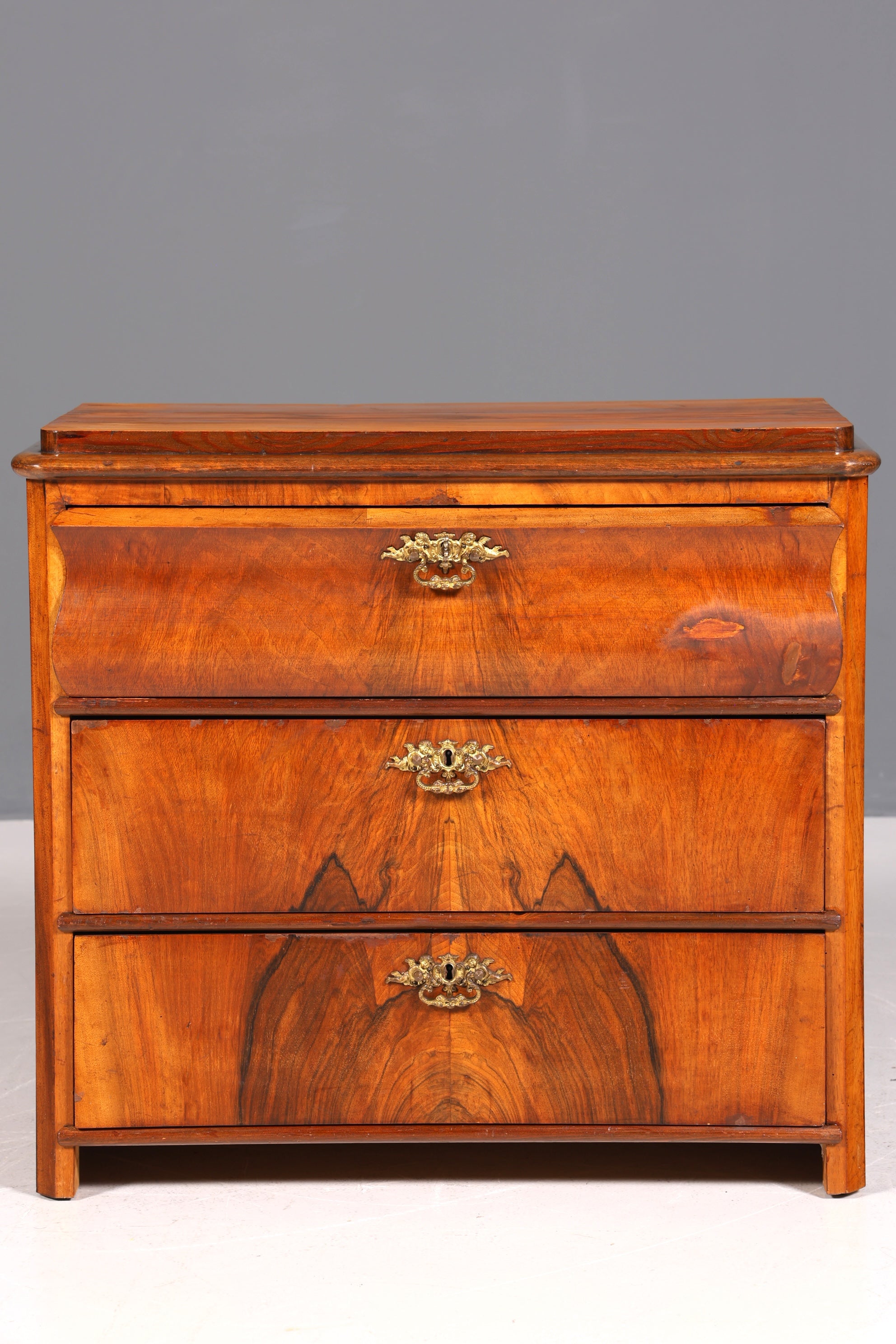 Commode élégante de style Louis-Philippe, en noyer, de style Biedermeier, vers 1890