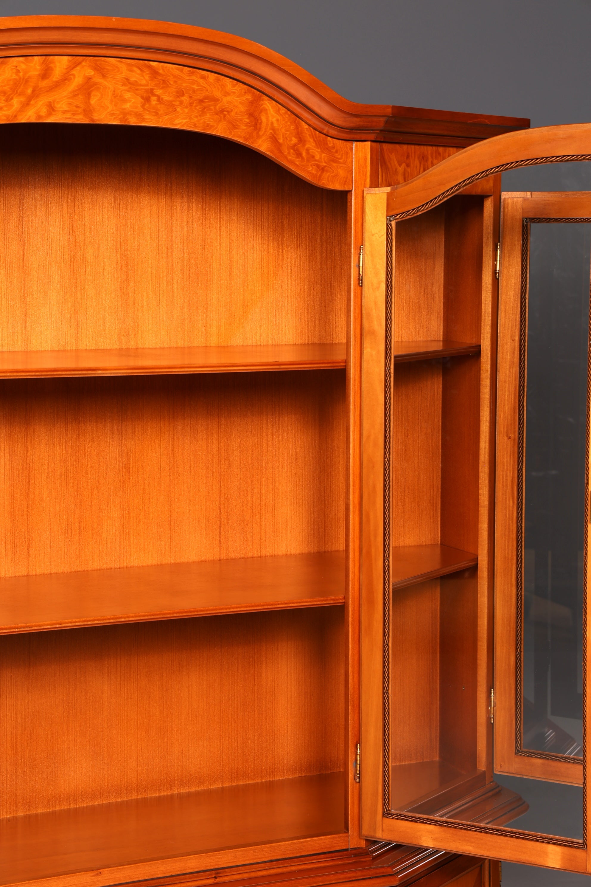 Traumhafte Original Selva Vitrine Antik Stil massiv Holz Buffet Schrank Bibliothek