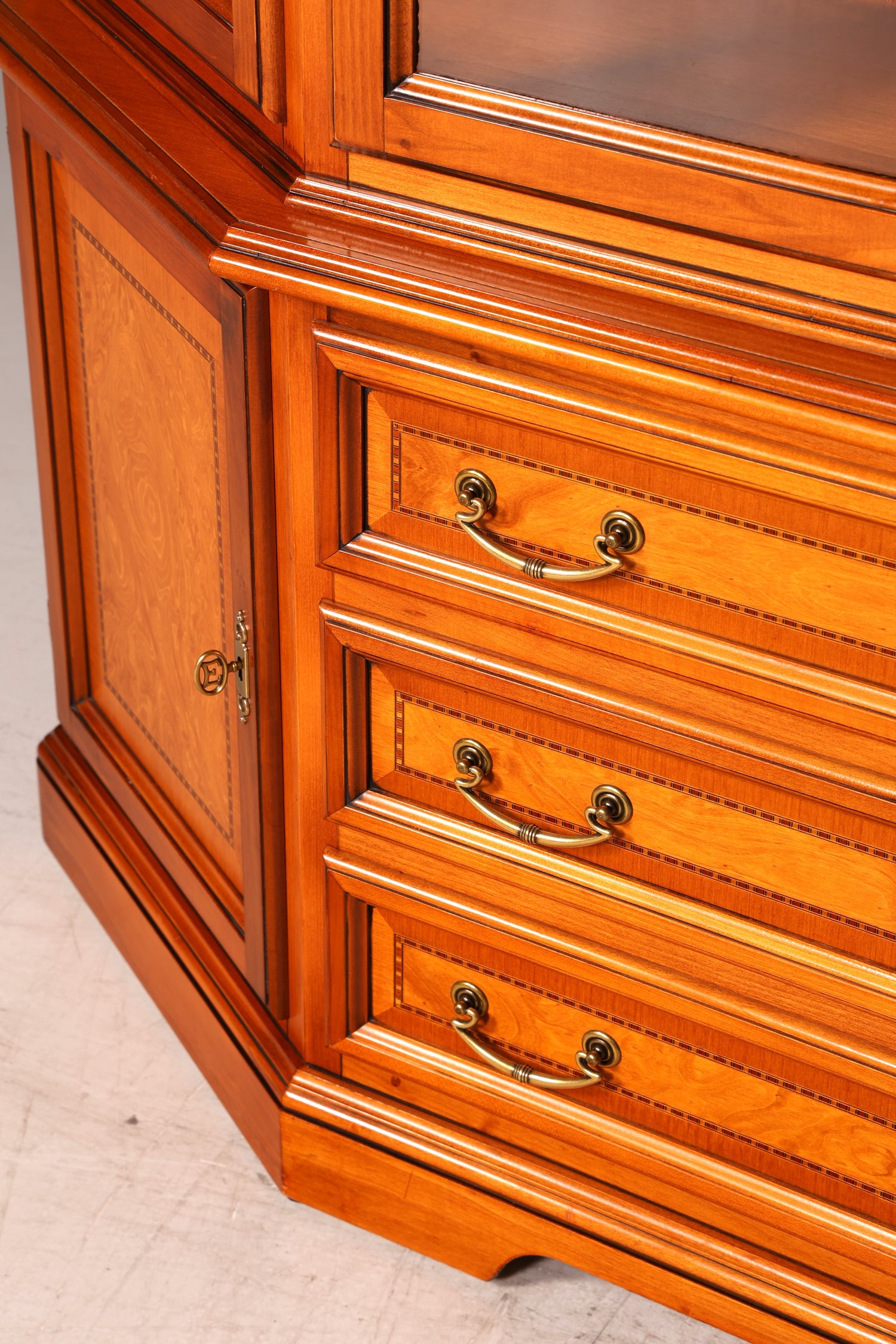 Traumhafte Original Selva Vitrine Antik Stil massiv Holz Buffet Schrank Bibliothek