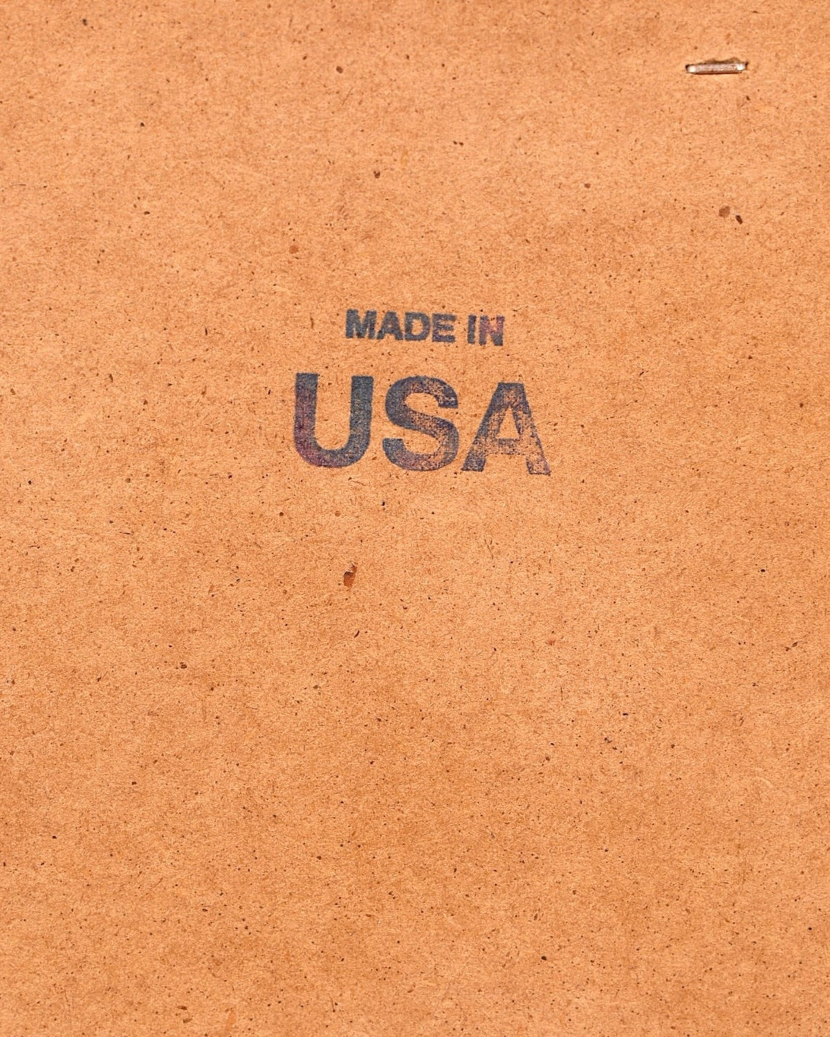 Hauptstadt Möblerei H840 Finish Oberfläche mit aufgedrucktem Made in USA Stempel auf braunem Holzwerkstoff